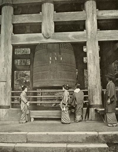 Den store klokken ved Chio-In-tempelet, 1910. av Herbert Ponting