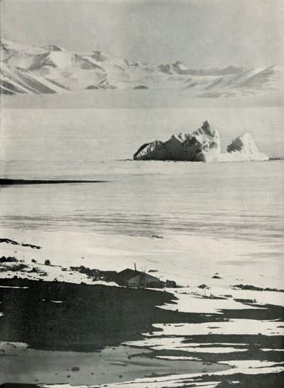 Hytta og de vestlige fjellene fra toppen av rampen, c19101913, 1913. av Herbert Ponting