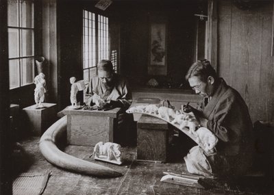 The Ivory Carvers (s/hvitt bilde) av Herbert Ponting
