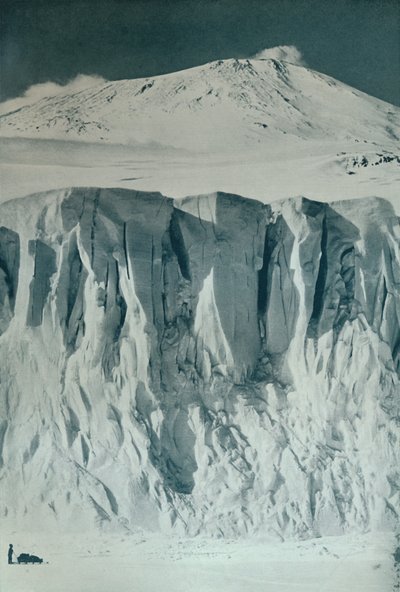 Ramparts of Mount Erebus, c1911, 1913 av Herbert Ponting
