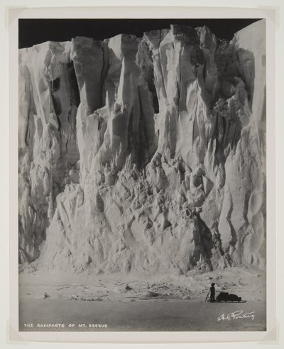 Ramparts of Mount Erebus, (bromidtrykk) av Herbert Ponting