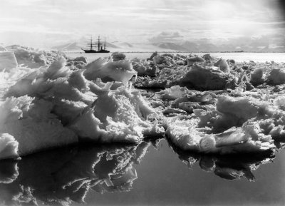 Terra Nova i McMurdo Sound, Antartica, 1911 av Herbert Ponting