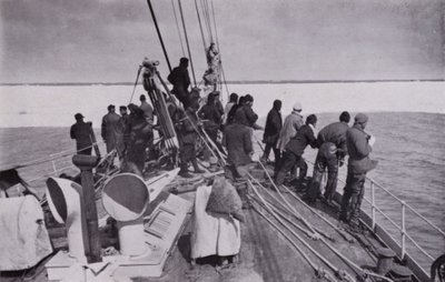 Tilnærmingen til pakkeisen (s/hvitt-bilde) av Herbert Ponting