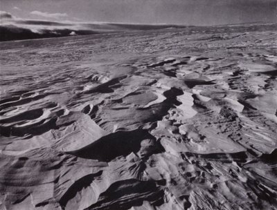 "De store bølgene av frossen snø kastet opp av vinden" (s/hvitt-bilde) av Herbert Ponting