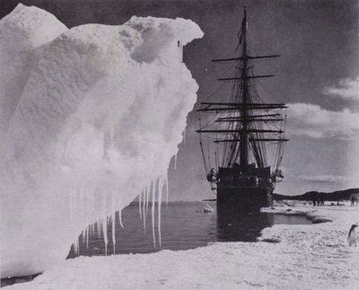 "Landingen ved isfoten nær Cape Evans" (s/hvitt-bilde) av Herbert Ponting