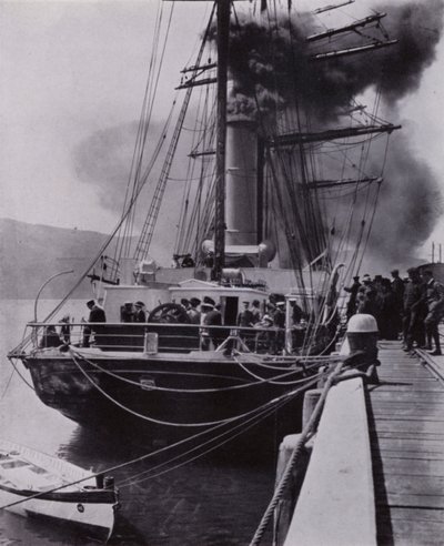 "Det lille skipet forlot Port Chalmers på den siste etappen av reisen" (s/hvitt-bilde) av Herbert Ponting