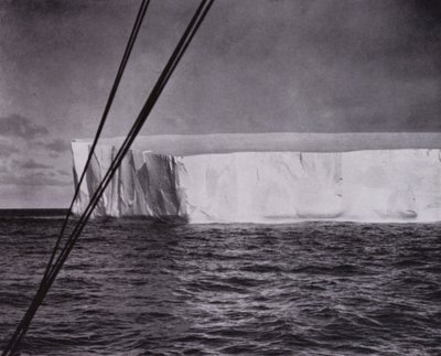 "De så sitt første isfjell" (s/hvitt-bilde) av Herbert Ponting