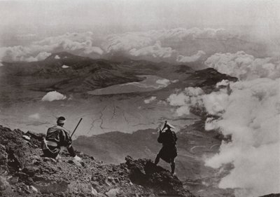 Two Miles above the Clouds, "Three-Days-Moon" Lake fra toppen av Fuji (s/h-bilde) av Herbert Ponting