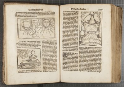 Destillering av boken av Hieronymus Brunschwig