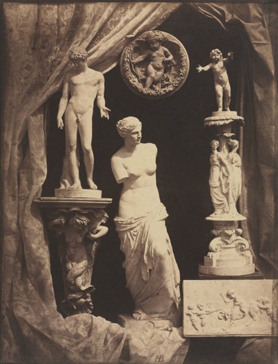 Stilleben med statuer og draperi av Hippolyte Bayard