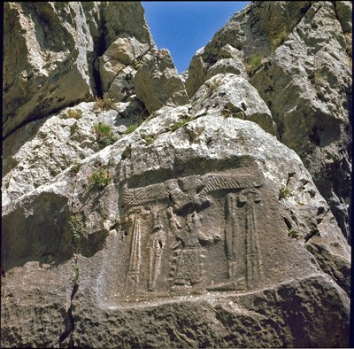 Lavt relieff med en karakter under en ailee-skapning. rundt 1250-1220 f.Kr. av Hittite