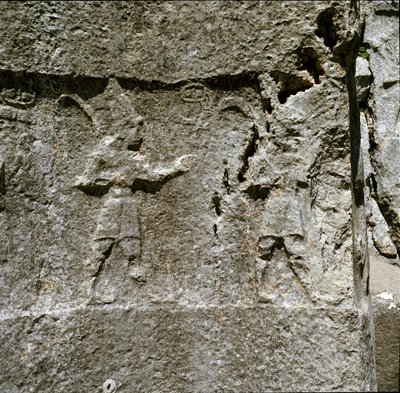Lavt relieff med to tegn. Rundt 1250-1220 f.Kr. av Hittite