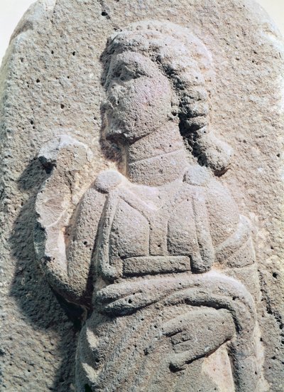 Relieff som viser en hettittisk kvinne i tradisjonell drakt, fra Syria, ca. 1300-1200 f.Kr. av Hittite