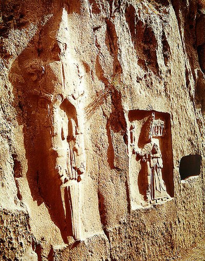 Sverdguden og Tudhaliya IV omfavnet av en Gud av Hittite