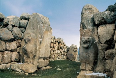 Utsikt over Lions Gate, en av de fem inngangene til innhegningen til den eldgamle hovedstaden i det hettittiske imperiet i Hattusha (nå Bogazkale), Tyrkia av Hittite