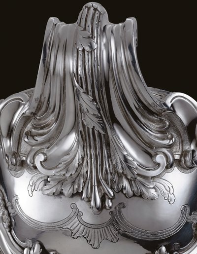 Detalj av en Louis XV terrin, deksel og foring av Honore de Balzac