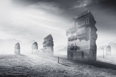 En ensom skikkelse i en gammel by av Hussain Buhligaha