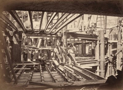 Arbeidere på Girders of Auditorium, New Paris Opera av Hyacinthe César Delmaet and Louis Émile Durandelle