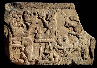 Iberisk kunst: lavt relieff som representerer en mytologisk bankettscene der en gud fra underverdenen har to hoder med åpen munn foran et offeralter. Omtrent 500 f.Kr. kommer fra graven til Pozo Moro, Spania. Madrid, Museo Arqueologico Nacional av Iberian