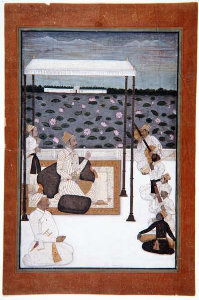En adelsmann lytter til musikk under en baldakin på en terrasse ved en innsjø, ca. 1680 (ugjennomsiktig wc & gull på papir) av Indian School