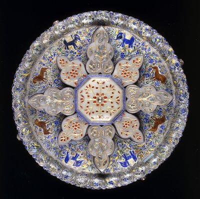 En indisk søtskål i sølv og innfelt jade, som viser løver og elefanter midt i tett løvverk, tidlig på 1800-tallet av Indian School