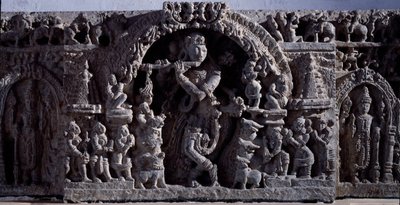 Hinduisme: "" Krishna eller Venugopala, mester for fløytekyr""" Svart steinskulptur, sentral del (Krishna som Venugopala) 1100-tallet (1100-tallet) fra Halebidu, Mysore - Calcutta, indisk museum av Indian School
