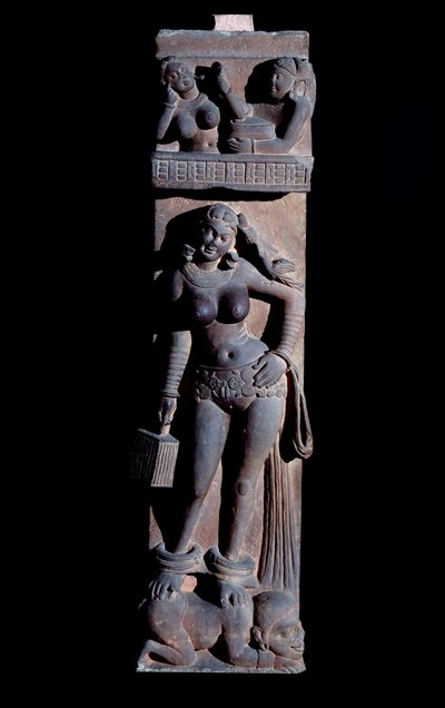 Hinduisme: representasjon av en Yakshini (Yaksi) naturånd, holder et bur og en papegøye, hun står på en dverg - (En Yaksi med en papegøye og et bur, hun står på en dverg) Skulptur av Mathura, gres (Mathura-skulptur , sandstein) 2. århundre (2. centu av Indian School