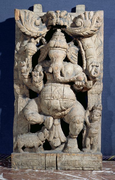 Statue av Ganesh Enthroned (tre) av Indian School