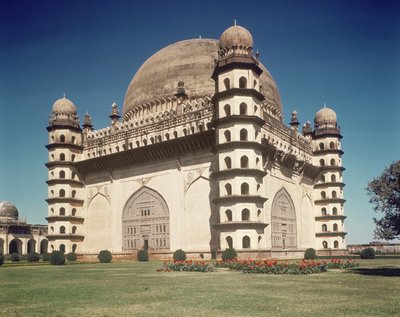 Utsikt over Gol Gumbaz, mausoleet til Mohammed Adil Shah II (1627-57) bygget i 1659 av Indian School