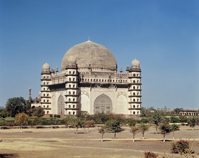 Utsikt over Gol Gumbaz, mausoleet til Mohammed Adil Shah II (1627-57) bygget i 1659 av Indian School
