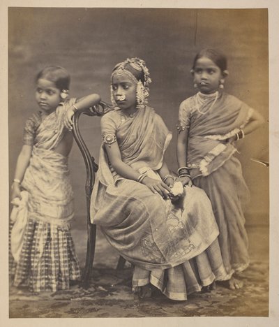 Group of children from Madras, showing mode of wearing jewellery, c.1870 (sepia photo)   1350996   no       norwegian Successfully Translated  Original: Le Drac Translat: Le Drac 1401637 no norwegian Successfully Translated Original: Lumber Yard Translat:  av Indian photographer