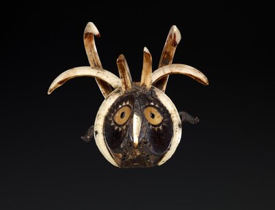 Munnmaske som sannsynligvis viser hodet til en hane (tre, villsvinstønner, muslingskall, perlemor, bøffelhorn, harpiksholdig materiale og pigment) av Indonesian School