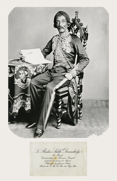 Portrett av Raden Saleh og hans telefonkort, ca. 1850-70 (bw-foto og gravering) av Indonesian School