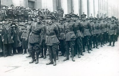 Michael Collins (1890-1922) (til venstre) som sjef for den irske fristatshæren ved begravelsen til Arthur Griffith, august 1922 av Irish Photographer