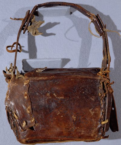 MS CCC 282 The Corpus Christi Book Satchel or Budget, sett fra baksiden, irsk, ca.1120-30 (skinn) av Irish School
