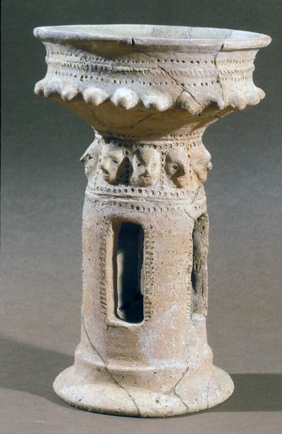 Røkelsesstand funnet i åsene nær Hebron, Israel, ca. 9.–8. århundre f.Kr. av Iron Age