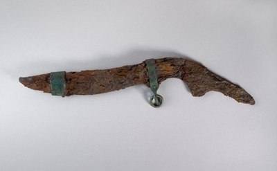 Stor kniv med rester av slire, sannsynligvis fra Sopron, Ungarn, jernalder (jern og tre) av Iron Age