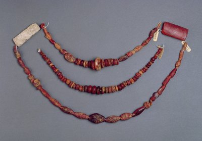 Tre perlestrenger fra Hallstatt, Østerrike, 700-500 f.Kr. (rav) av Iron Age