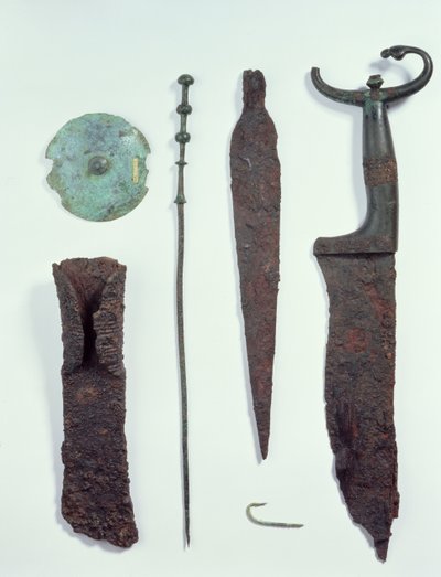 Topp til bunn: Kniv, spydspiss, fiskekrok, klesnål, belteskive og øks, alt funnet i mannsgraver i Hallstatt, jernalder av Iron Age