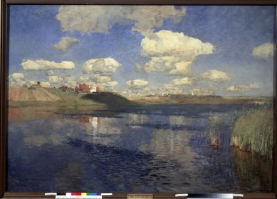 Innsjøen. Utsikt over vidden av innsjøen omkranset av siv, ved bredden, en landsby og dyrkede åkre. Maleri av Isaac (Isaak) Ilyich Levitan (1860-1900), olje på lerret av Isaak Ilyich Levitan