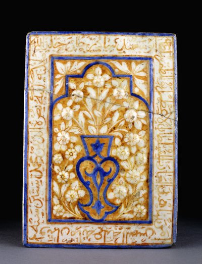 En flis fra bygningen til Timurid-sultanen "Abu Sa"id, med en stilisert vase som gir ut hvite blomstersprayer, ca. 1455-6 av Islamic School
