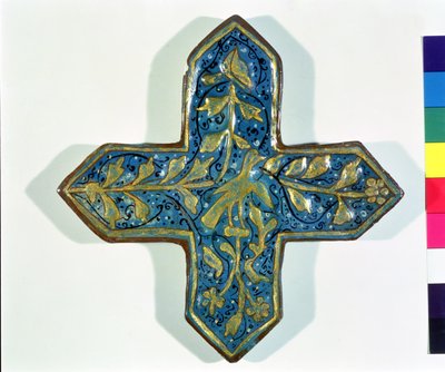 Korsformet overglasur bladforgylt flis i stil med Takht-e Solaiman, 1200-1300-tallet (keramikk) av Islamic School