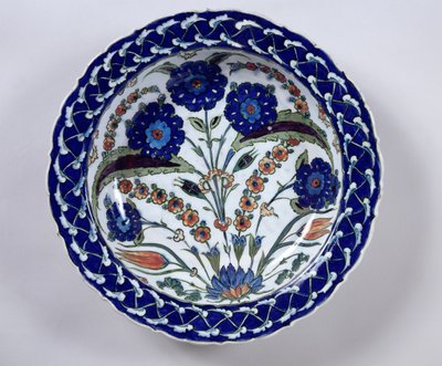 Fat med blomsterdekor, Iznik (keramikk) av Islamic School