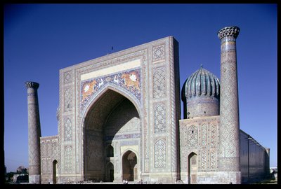 Fasade av Shirdar Madrasa, Timurid-perioden, Rigestan Square, ca. 1619-35 av Islamic School