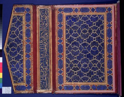 Innsiden av en koransak med en thulth-inskripsjon på bindingen (skinn) (se 181735) av Islamic School