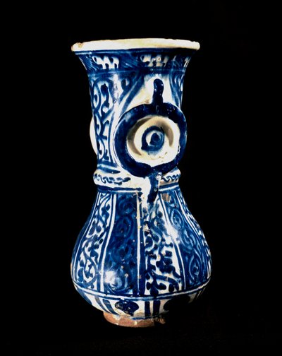 Mamelukkenes islamske kunst: keramikk med blå bakgrunn. Keramikk fra 1200-1300-tallet. Kairo, museum for islamsk kunst. av Islamic School