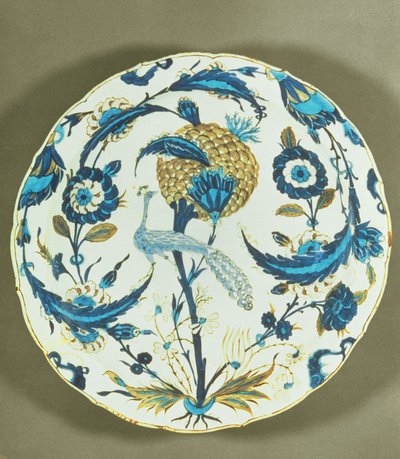 Iznik-fat malt med en påfugl plassert blant blomster, Tyrkia, ca. 1550-55 (polykrom underglasert frittstående) av Islamic School