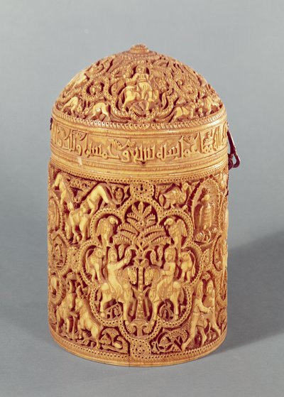 Pyx med et relieff som viser gledene ved det høviske livet, påskrevet med navnet Al-Mughira, sønn av kalifen Abd-al-Rahman III, Umayyad-perioden, fra Cordoba, ca. 968 e.Kr. (se også 101673 og 15 av Islamic School