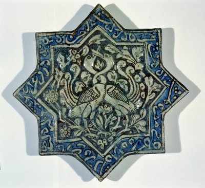 Stjerneformet overglasur bladforgylt flis i stil med Takht-e Solaiman, 1200-1300-tallet (keramikk) av Islamic School