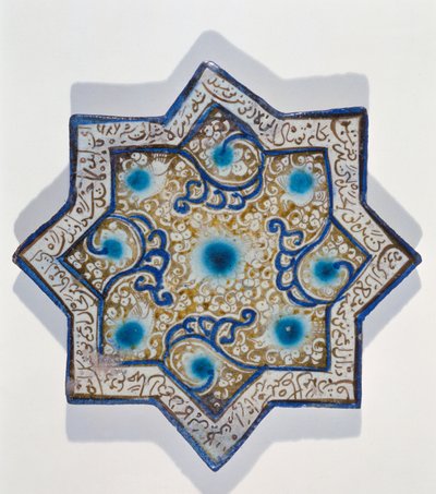 Stjerneformet overglasur bladforgylt flis i stil med Takht-e Solaiman, 1200-1300-tallet (keramikk) av Islamic School